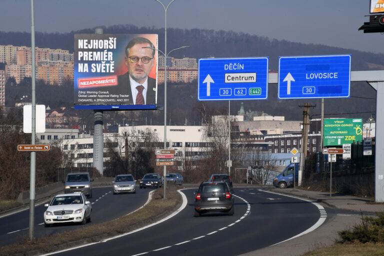 Dohledový úřad odložil podnět ohledně billboardů hnutí ANO s premiérem Fialou