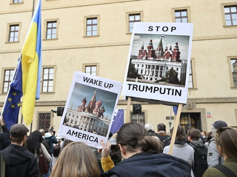 Stovky lidí na Malostranském náměstí vyjádřily podporu Ukrajině