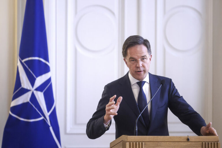 NATO podporuje územní celistvost Bosny, řekl Rutte v Sarajevu