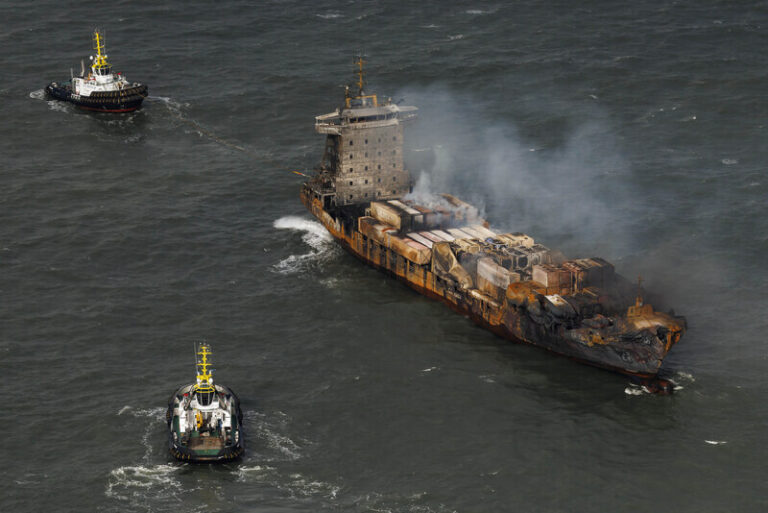 Požár na tankeru, do kterého v pondělí narazila nákladní loď, je uhašen