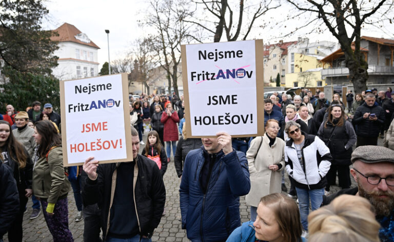 Několik set lidí v Holešově demonstrovalo proti současnému vedení města