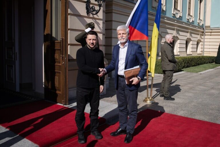 Pavel symbolicky předal Zelenskému vrtulník, na nějž se složili občané ve sbírce