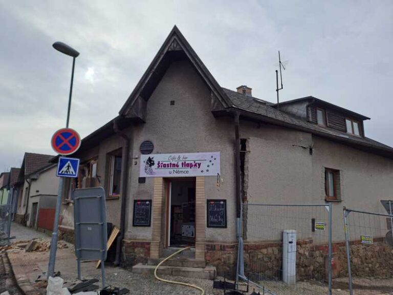 Kočičí kavárnu v Havlíčkově Brodě ráno poničil výbuch, nikdo se nezranil