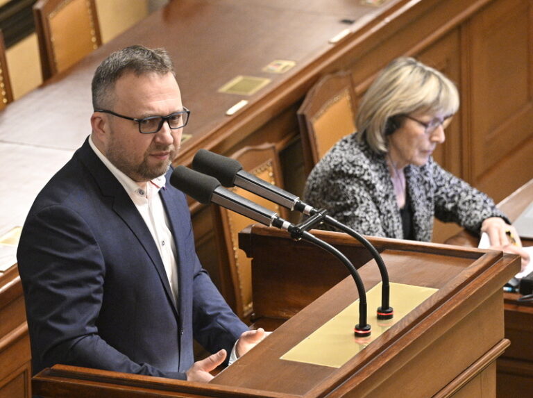 Sněmovna schválila reformu sociálních podpor, čtyři dávky nahradí jedna