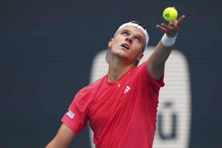 Tenista Menšík si proti svému idolu Djokovičovi zahraje v Miami o první titul