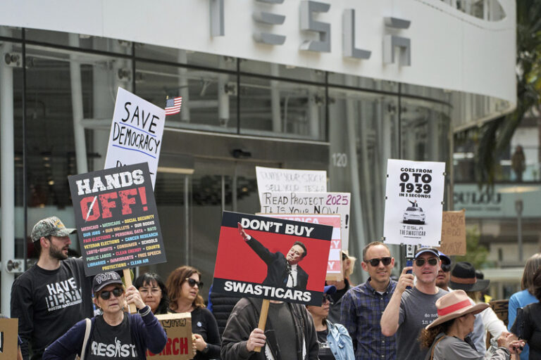 Demonstranti před prodejnami Tesly protestovali proti Muskovi