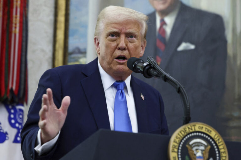 Bývalý šéf NATO Claes: Trumpův obrat vůči Rusku i Evropě je nepochopitelný