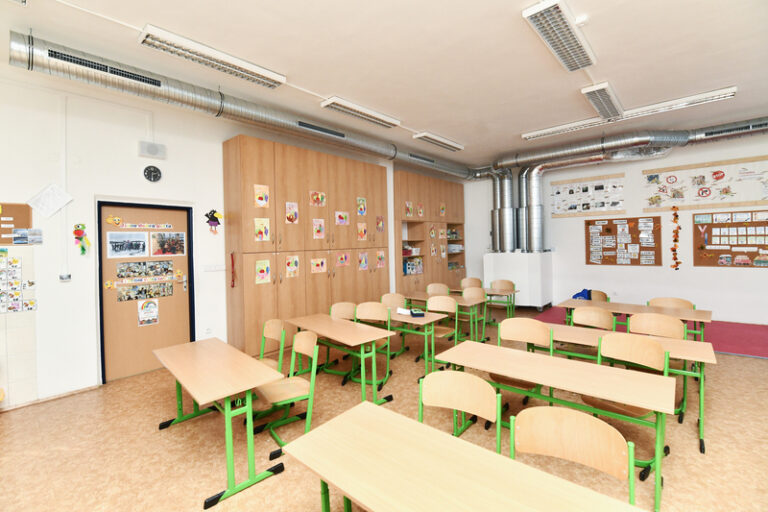 Senát neodmítl převod financování nepedagogů, jak žádaly odbory či ANO