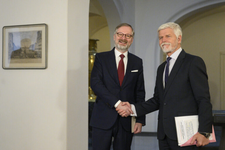 Pavel přijal Fialu, tématem jednání by mohly být platy i mezinárodní situace