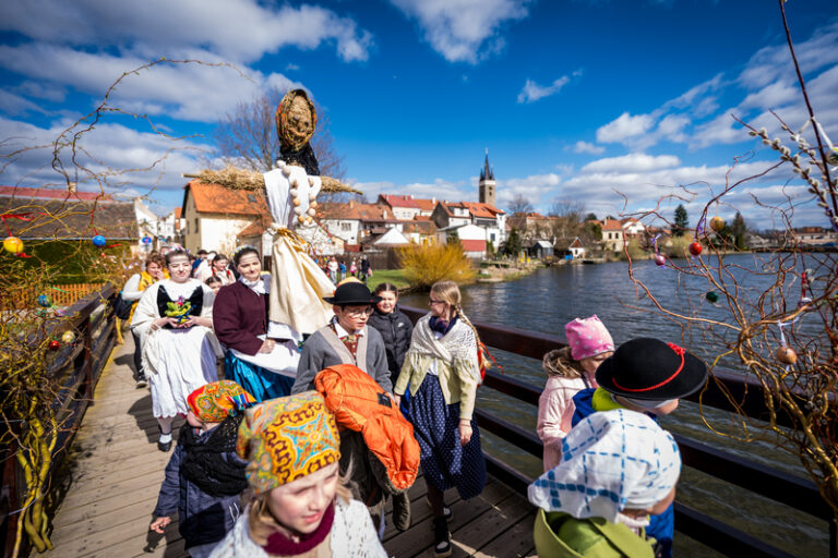 V tradici vynášení zimy na Smrtnou nedělí pokračují v Telči folklorní soubory