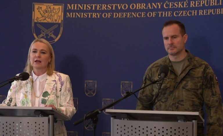 Zvýšení odměn vojáků a policistů projedná vláda dohromady, zřejmě do léta