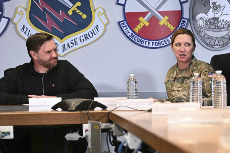 Velitelka základny v Grónsku dostala po nesouhlasu s Vancem padáka