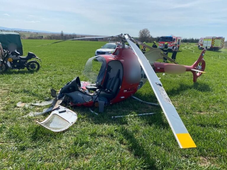 Pád vrtulníku na Plzeňsku podle vyšetřovatelů způsobilo nezvládnutí pilotáže