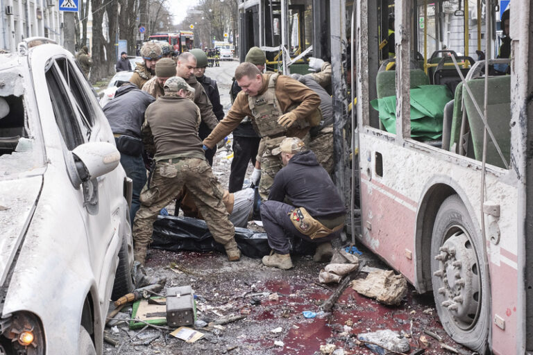 Trump označil útok na Sumy za strašný, Zelenskyj ho zve na Ukrajinu