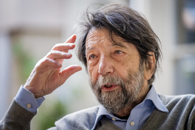 Italská premiérka se snaží vyvažovat mezi EU a USA, říká filosof a komentátor