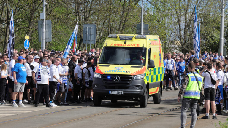 V Ostravě výbuch pyrotechniky zranil pět fanoušků, jednoho vážně