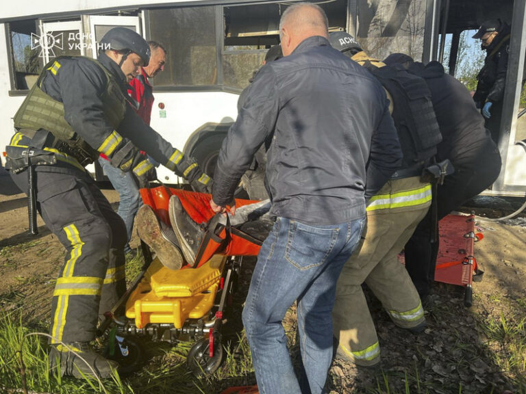 Ruský dronový útok na autobus zabil v Dněpropetrovské oblasti devět lidí