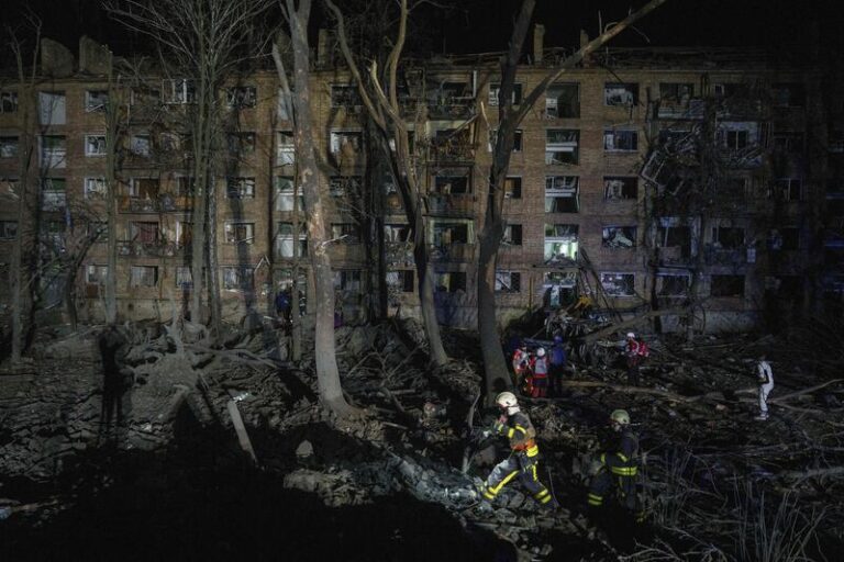 Při vzdušných úderech na Kyjev zahynulo devět lidí, uvedli záchranáři