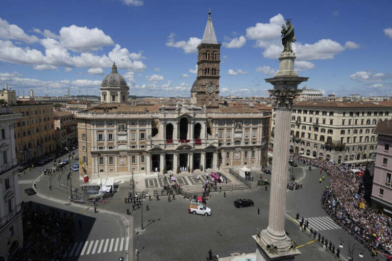 Pohřeb ukázal oblibu i respekt papeže Františka ve světě, řekl Fiala
