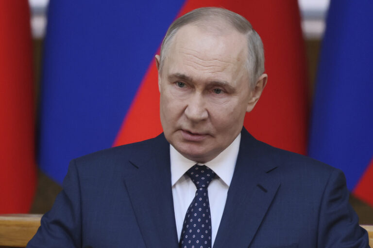 Moskva hledá legitimitu v přehlídce, ale Ukrajina připomíná realitu války