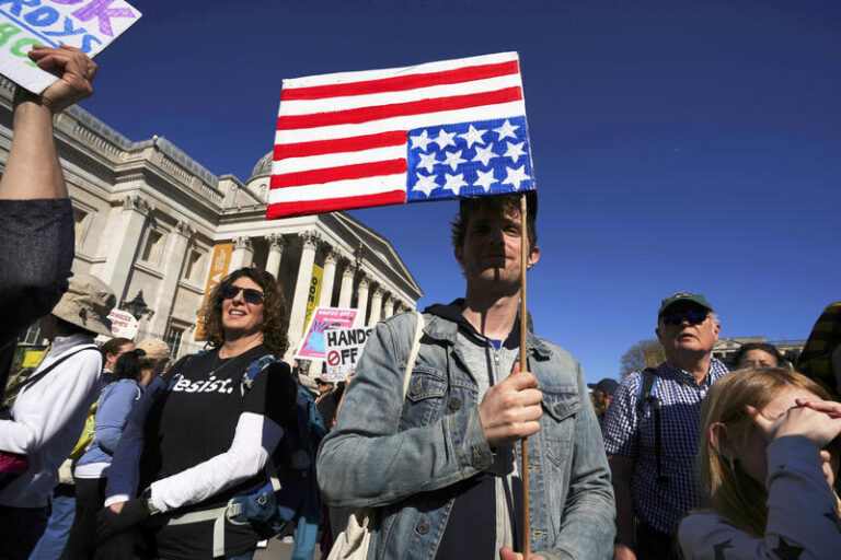 V Evropě lidé demonstrovali proti Trumpovi a Muskovi