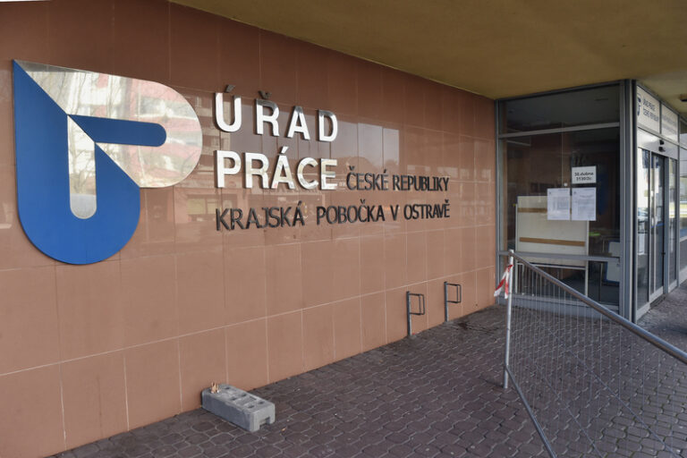 Šéf úřadu práce: Stíháme vyřídit 94% dávek na bydlení a na děti do měsíce