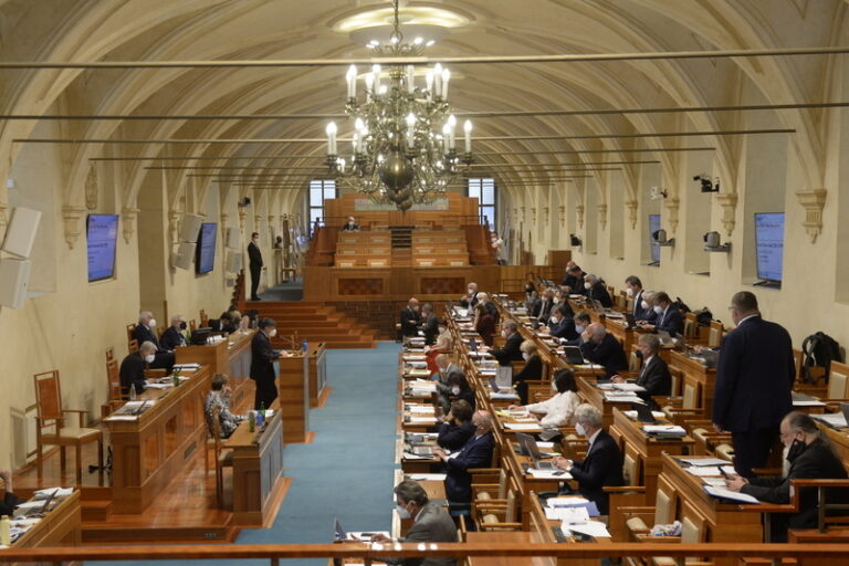 Zákon, který má pomoci lidem v bytové nouzi, Senát patrně schválí beze změn