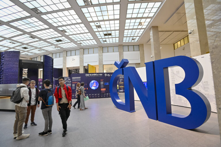 Analytici: ČNB se bude rozhodovat mezi stabilitou sazeb a snížením na 3,5 %