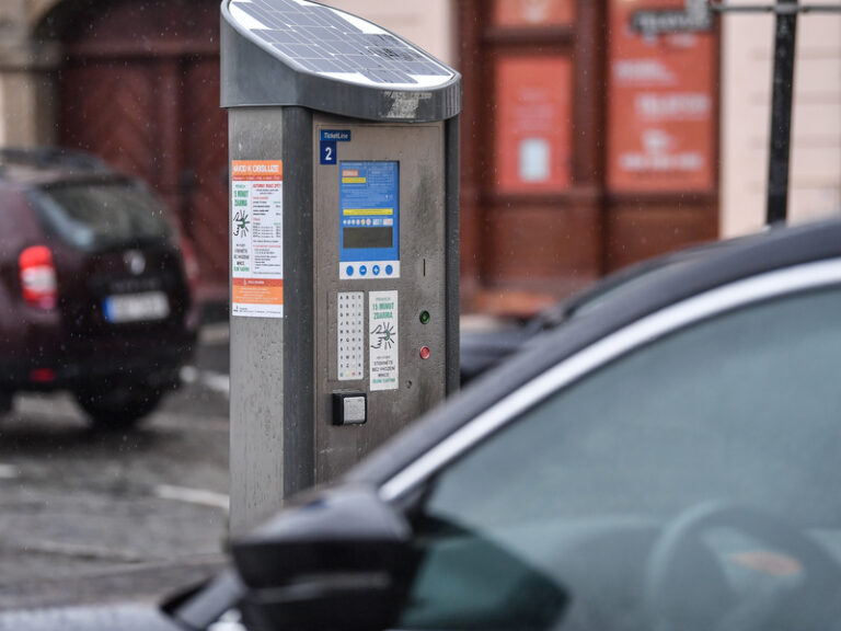 Praha plánuje od září zpoplatnit parkování pro elektromobily
