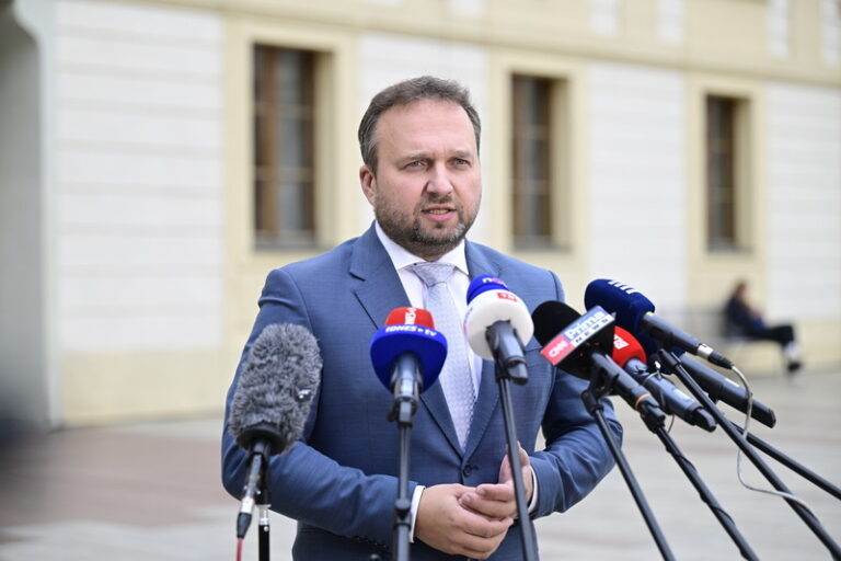 Do praxe kvůli platu se má počítat i péče a doktorské studium, projedná to vláda