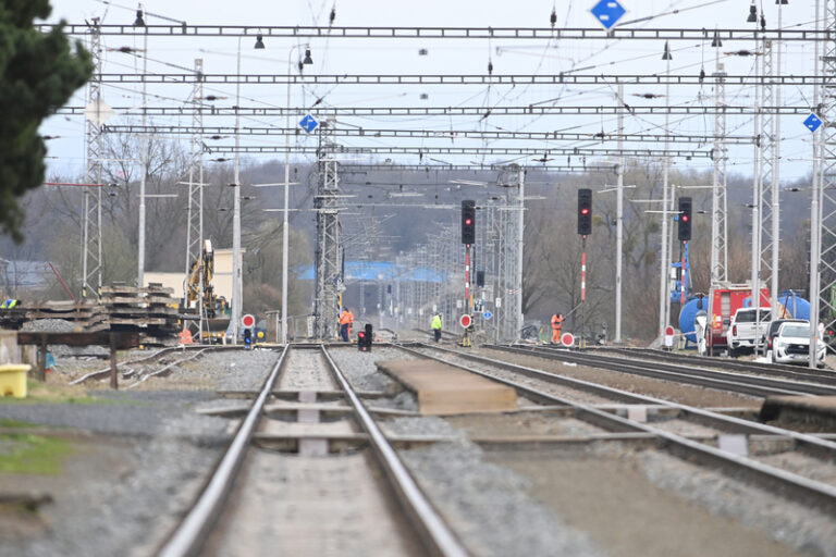 Vlaky by se na poškozenou trať v Hustopečích měly vrátit v červnu