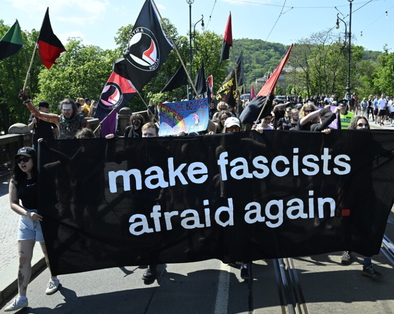 Centrem Prahy prošel prvomájový průvod několika stovek anarchistů