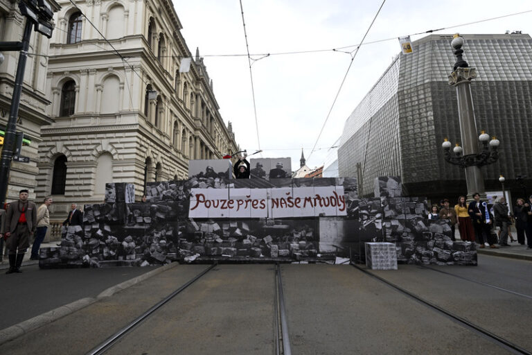 U Národního divadla v Praze po 80 letech vyrostla replika barikády