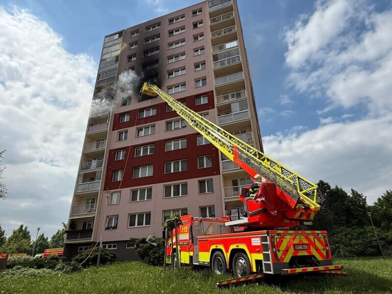 Výbuch otřásl panelovým domem v Ostravě, deset lidí se zranilo