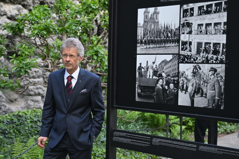Vystrčil zahájil v zahradě Senátu fotografickou výstavu ČTK Válečné okamžiky