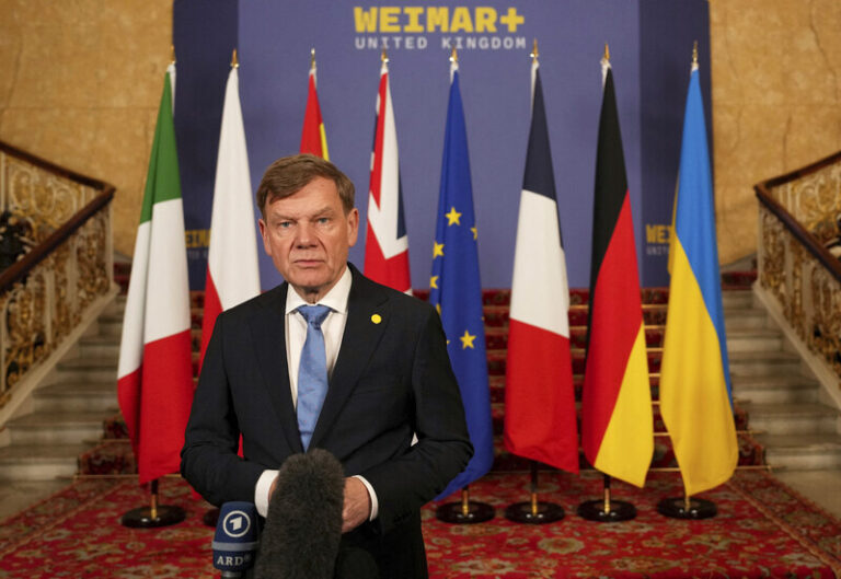 Rusko musí před přímým jednáním s Ukrajinou přistoupit na příměří, řekl Wadephul