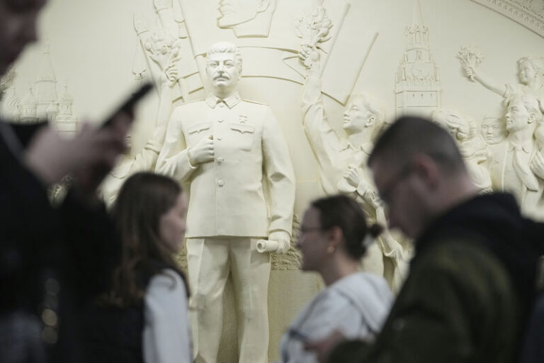 Aktivisté u Stalina v metru připomněli Putinova slova proti stalinismu