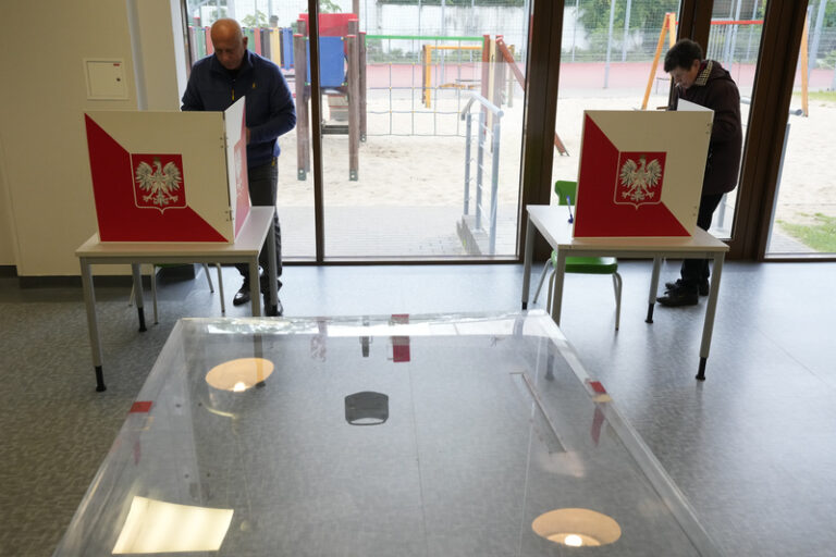 Poláci si v neděli zvolí prezidenta, šance obou kandidátů jsou vyrovnané