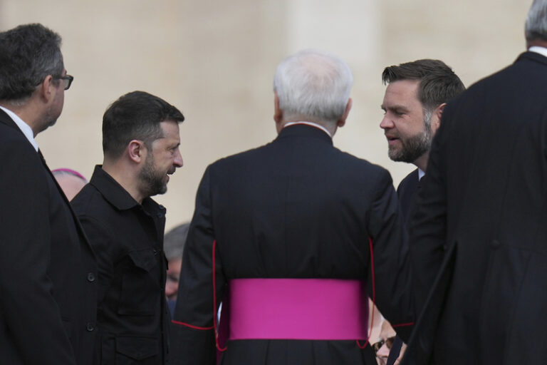 Zelenskyj v Římě jednal s Vancem, ve Vatikánu se sešel s papežem