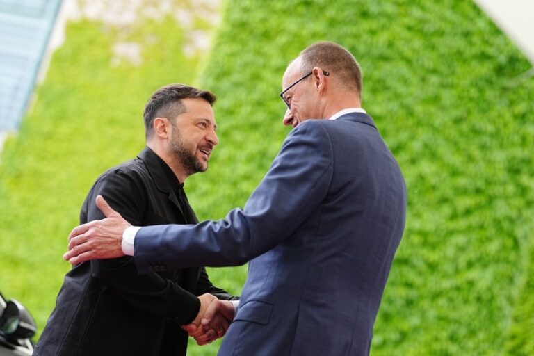 Ukrajinský prezident Zelenskyj je na návštěvě Německa, jedná s Merzem