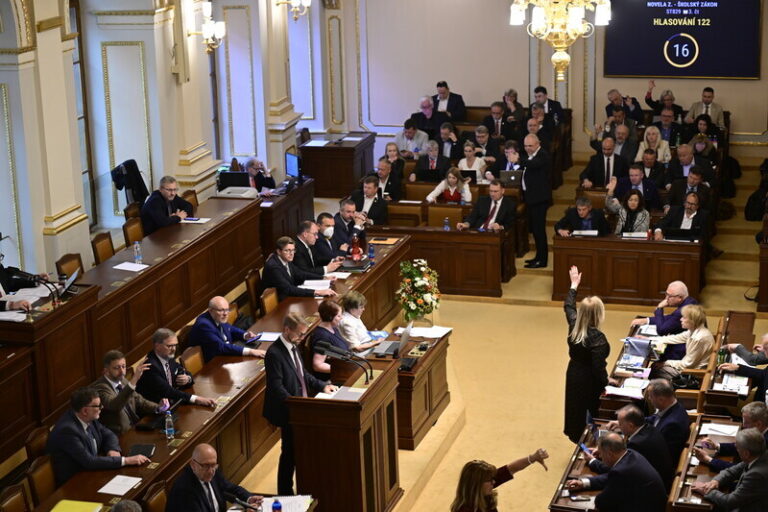 Nepedagogy mají místo státu platit obce a kraje, Sněmovna souhlasila