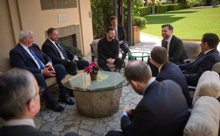 Zelenskyj a Vance v Římě: USA a Ukrajina se shodují na cíli – ukončit zbytečné krveprolití