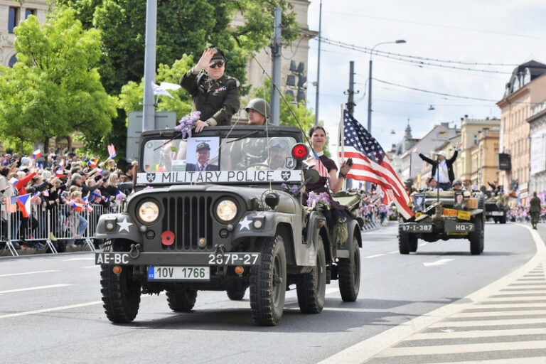 Plzní projel Konvoj svobody s rekordními 400 kusy vojenské historické techniky