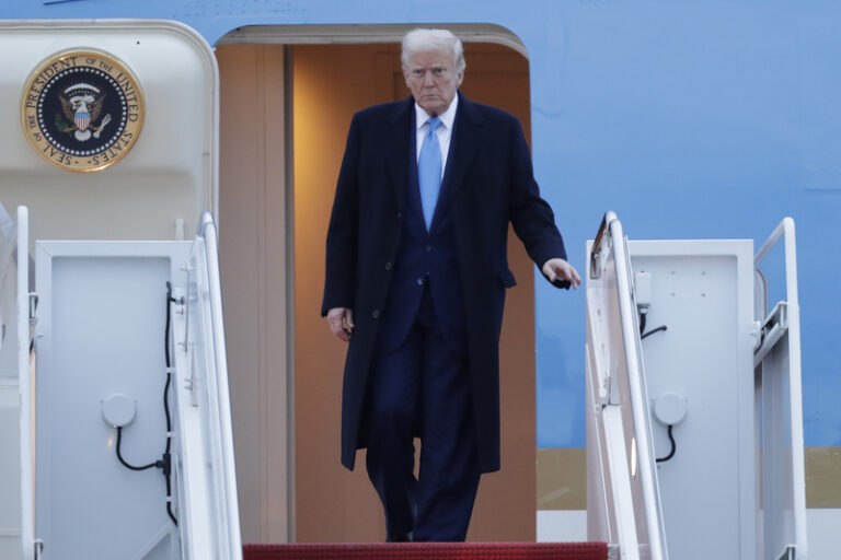 Na adresu Trumpa se snesla kritika za jeho fotku, na níž se vydává za papeže