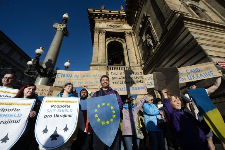 Desítky lidí se v Praze sešly na podporu plánu European Sky Shield for Ukraine