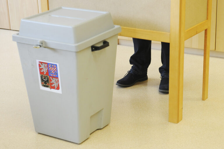 ANO podle modelu STEM mírně posílilo na 31,9 %, stoupla i podpora Spolu