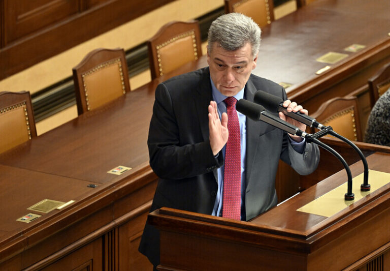 Poslance čeká debata k aféře kolem bitcoinů a hlasování o tlumičích na pistole