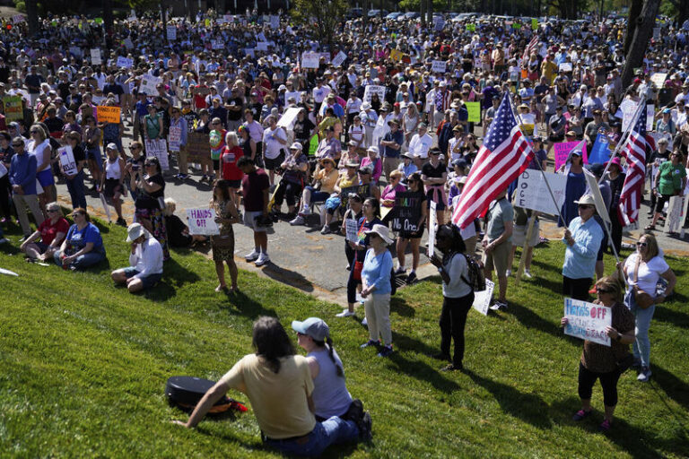 V celých USA budou protesty proti Trumpovi, který pořádá vojenskou přehlídku