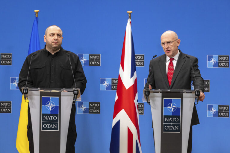 Spojenci Ukrajiny přislíbili další pomoc, Británie zajistí drony i výcvik vojáků