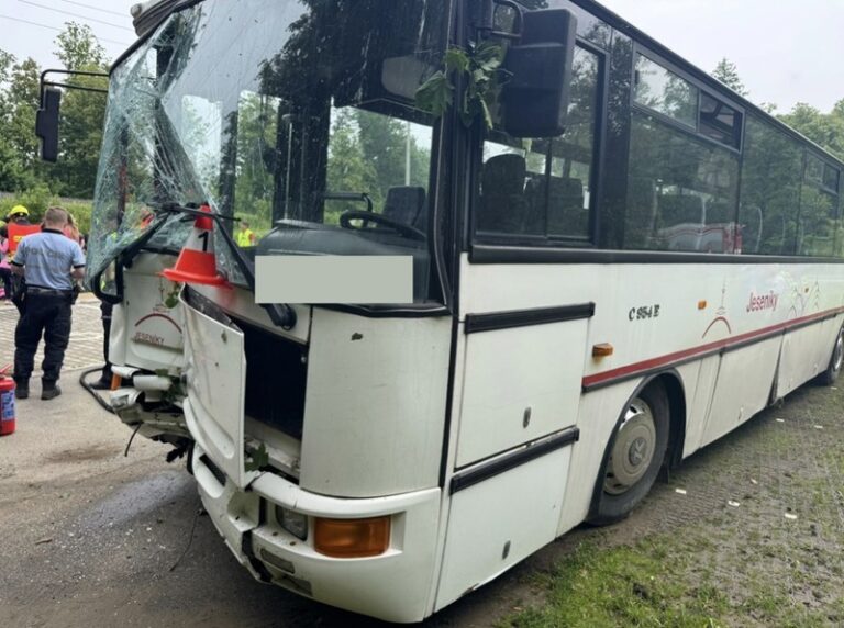 Při nehodě autobusu na Jesenicku utrpělo zranění přes 21 dětí a učitelka